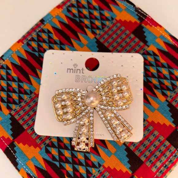 Earring and Brooch Bundle, NWT. - Picture 4 of 4